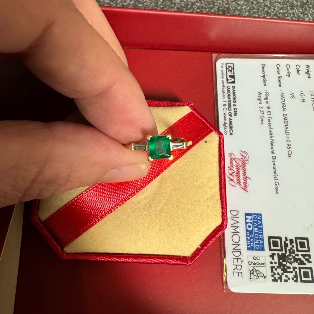 Emerald and diamond ring set an 18 karat gold